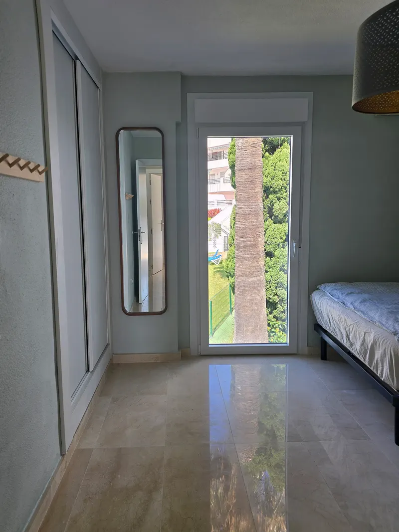 Bedroom 4 with balcony door